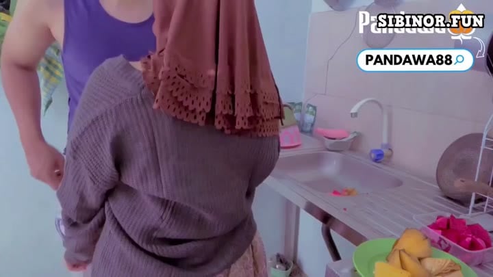 Ewe Kakak Ipar Hijabers Montok Toge Lagi Nyuci