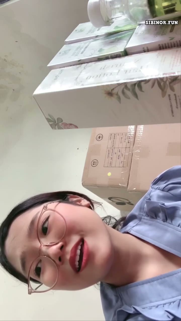 Tonton Livenya Kak Fidia Nekat Pamer Memek di Kantor Dream
