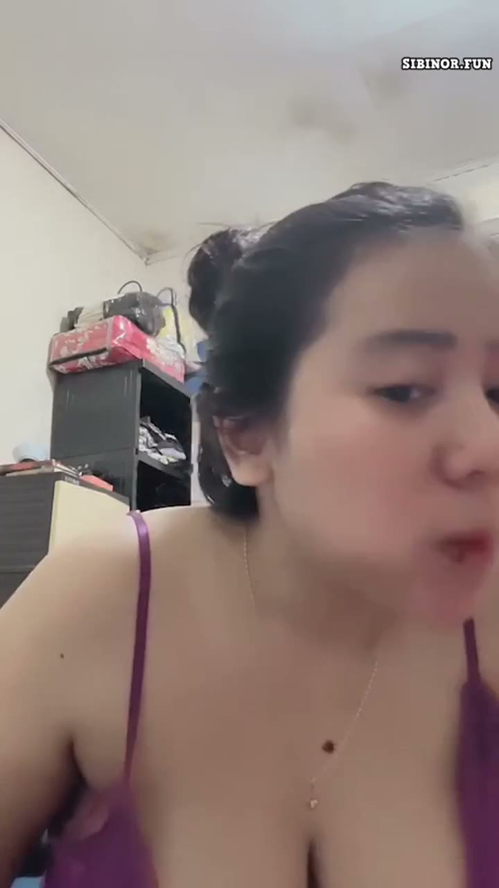 Belahan Dada Anisa Tobrut Lingerie Ungu Instagram