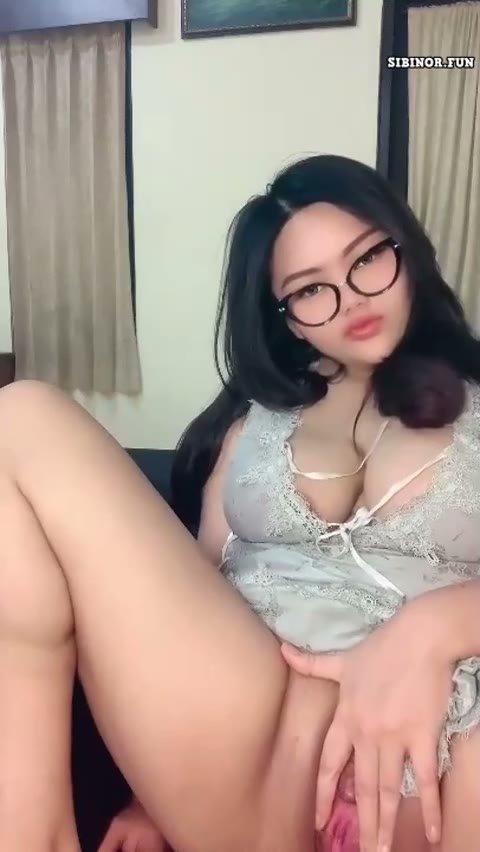 Araa Toge Berkacamata Remasin Toket Sambil Nyebat HOT51