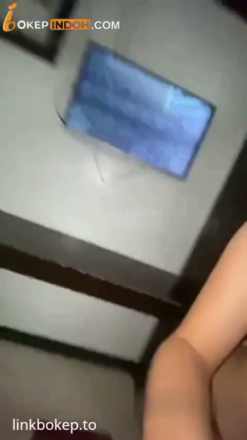 Bokep Indo Dua Orang Sepupu Menginap Di Kamar Hotel Bersama Full HD