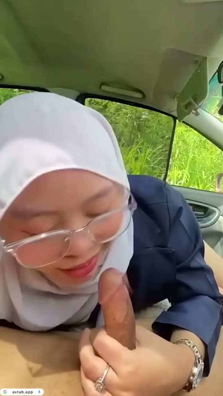 Awek Kacamata Malay Tudung Putih Seks Di Mobil Squirt